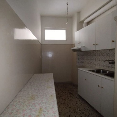 Διαμέρισμα 1ου ορόφου 80τμ με 2 υπνοδωμάτια, μπαλκόνια και θέα στη Λαρίσης