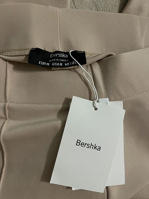 Bershka Κοντό Κολάν καινούργιο, μέγεθος M, μπεζ