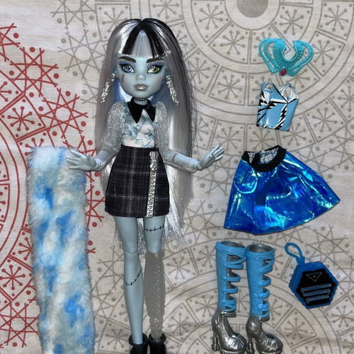 Monster High Frankie Stein Fearidescent Skulltimate Secrets doll new with extra pieces
