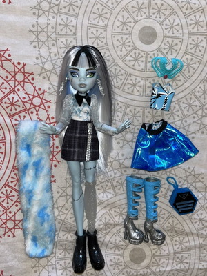 Monster High Frankie Stein Fearidescent Skulltimate Secrets doll new with extra pieces