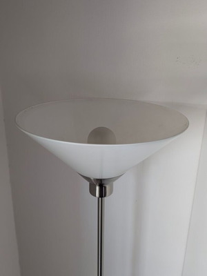 Φωτιστικό δαπέδου μεταχειρισμένο με μεταλλική βάση και γυάλινο ματ καπέλο