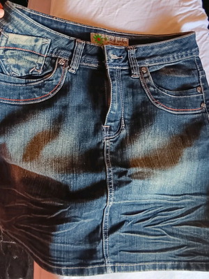 Denim skirt with embroidery like new, size S, blue