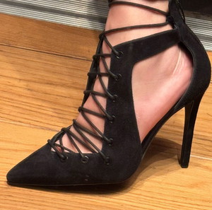 Ιδιαίτερες γόβες suede Kendall &Kylie για ξεχωριστές εμφανίσεις.Φορεμένες μια με δύο φορές.