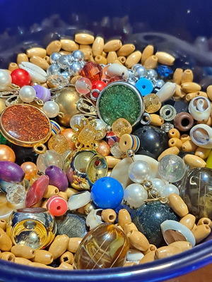 Beads set like new, 201 g mixed materials and designs