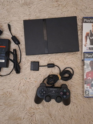 Sony PlayStation 2 Slim употребяван с две спортни игри