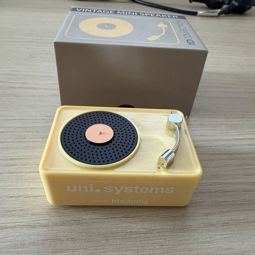 Vintage Bluetooth speaker new