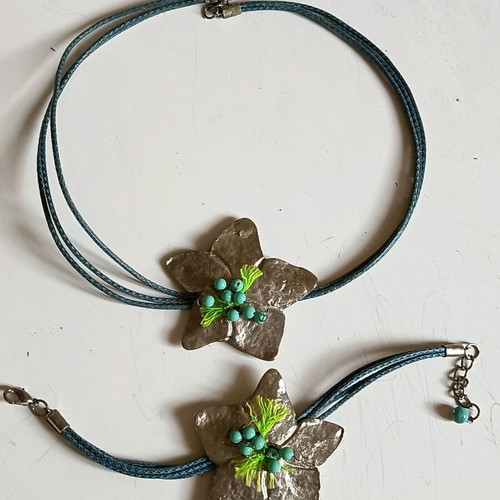 Jewelry set like new with turquoise necklace and bracelet with flowers