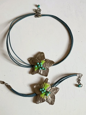 Jewelry set like new with turquoise necklace and bracelet with flowers