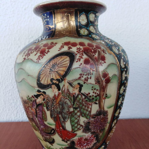 Satsuma Vase like new with rich hand-painted decoration