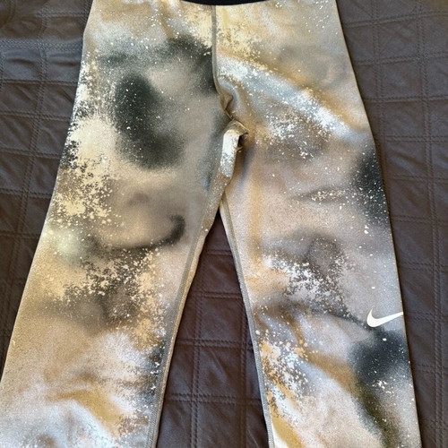 Nike women's 3/4 leggings like new