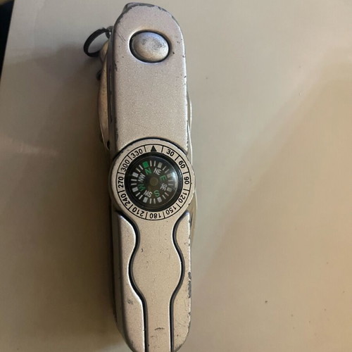 Multitool used with many attachments and tight opening