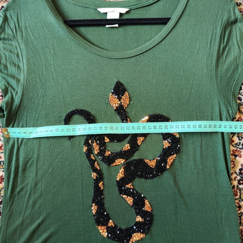 H&M green t-shirt like new with sequin snake design