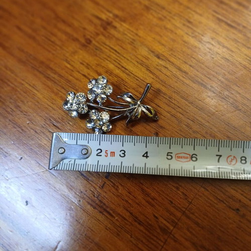 Flower brooch with rhinestones silver used