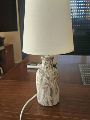 Table lamp with marble finish like new, elegant and modern