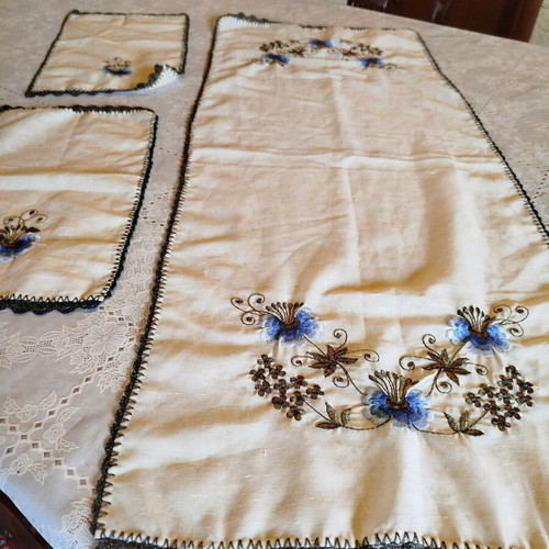 Set of 3 vintage table linens used from the 80s