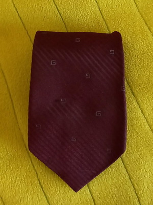 Gucci tie like new, burgundy color