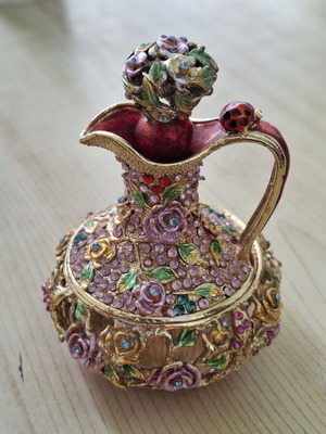 Decorative jewelry box in the shape of a jug like new, metal with enamel and strass