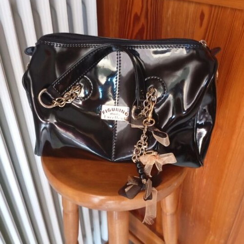 Patent leather handbag in excellent condition with removable decoration