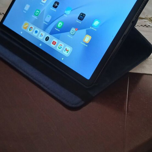 Tablet new with built-in case and charger