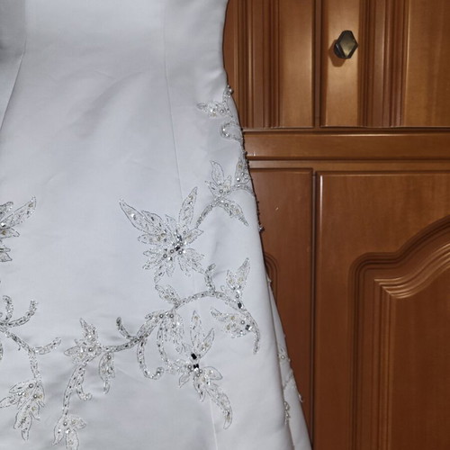 Wedding dress A-line with train used, satin texture by Benjamin Roberts