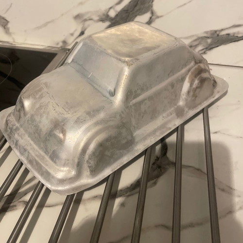 Car cake mold used in excellent condition