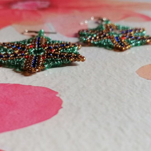 Handmade star-shaped beaded earrings new, green and gold