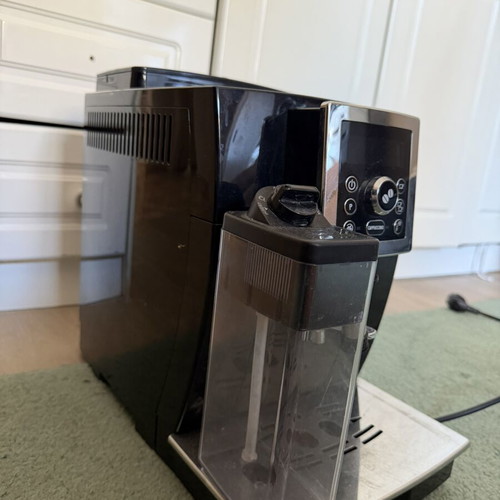 Delonghi Cappuccino Coffee Maker like new with five beverage options