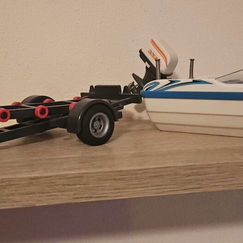 Playmobil car with boat and 2 figures like new