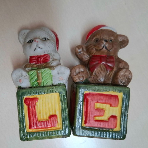 Christmas salt and pepper set vintage like new with bears and NOEL blocks