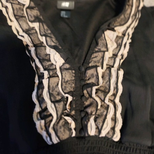 H&M black top like new with dusty pink lace