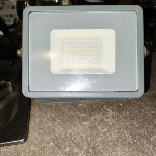 V-TAC Led floodlight 30W like new, cool white