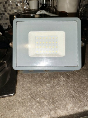 V-TAC Led floodlight 30W like new, cool white