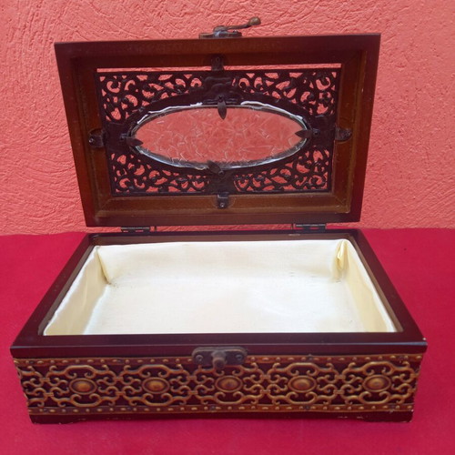 Wooden jewelry box