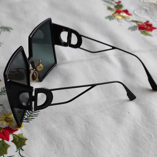 Dior 30Montaigne sunglasses used, black acetate frame