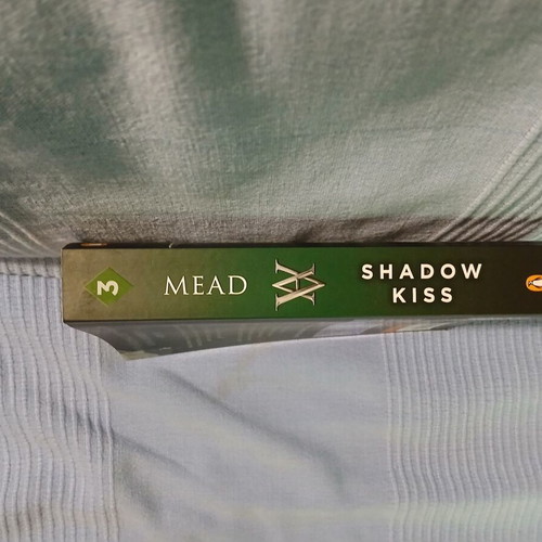 Shadow Kiss Richelle Mead like new with defect on back cover