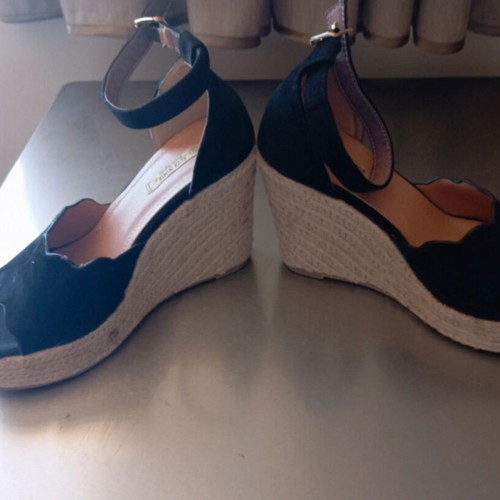 Alta Moda women's suede platform sandals black like new