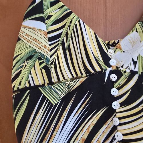 Crop top with exotic tropical print and adjustable straps, size T3