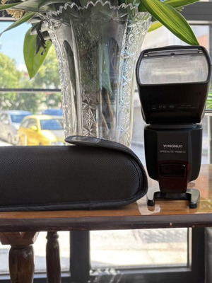 Φλας Yongnuo YN560 III σε εξαιρετική κατάσταση για Nikon με θήκη και βάση