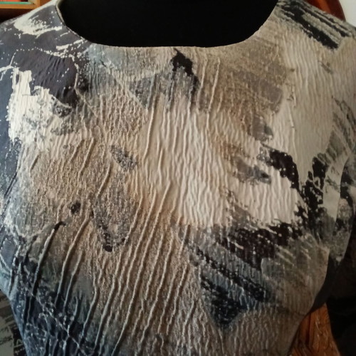 Women's printed dress like new in gray and beige