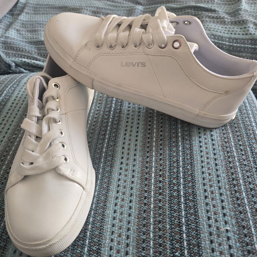 Levi's women's sneakers size 37, white