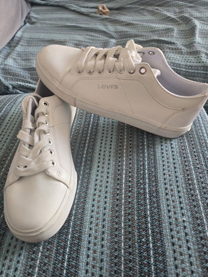 Levi's women's sneakers size 37, white