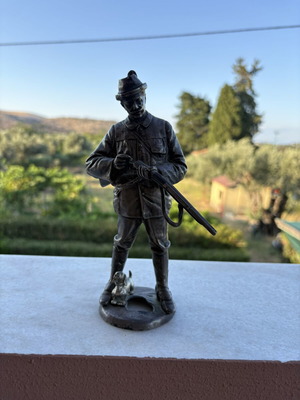 Collectible bronze hunter statue with dog like new, heavy decorative