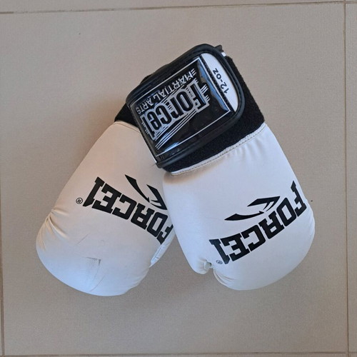 Boxing gloves for kids like new, age 10-15