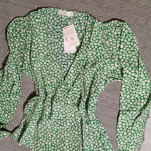 Mango blouse new floral size medium, viscose