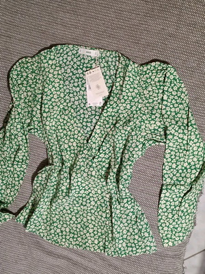 Mango blouse new floral size medium, viscose
