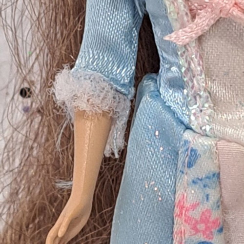 Barbie Erika Mini Kingdom doll like new, incomplete with flaws