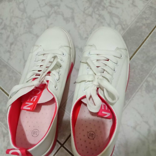Women's athletic shoes used, size 38, white
