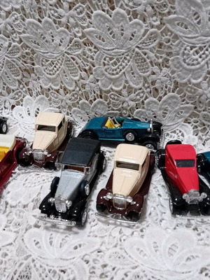 Collectible antique toy cars in excellent condition, pack of 8