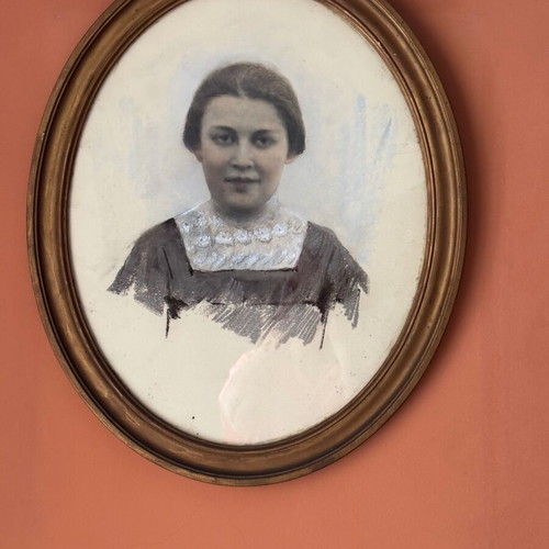 Old hand-painted photo in oval frame used, circa 1905