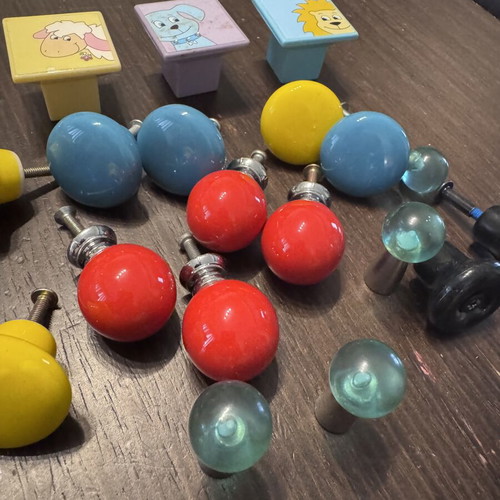 Set of knobs for children's room like new